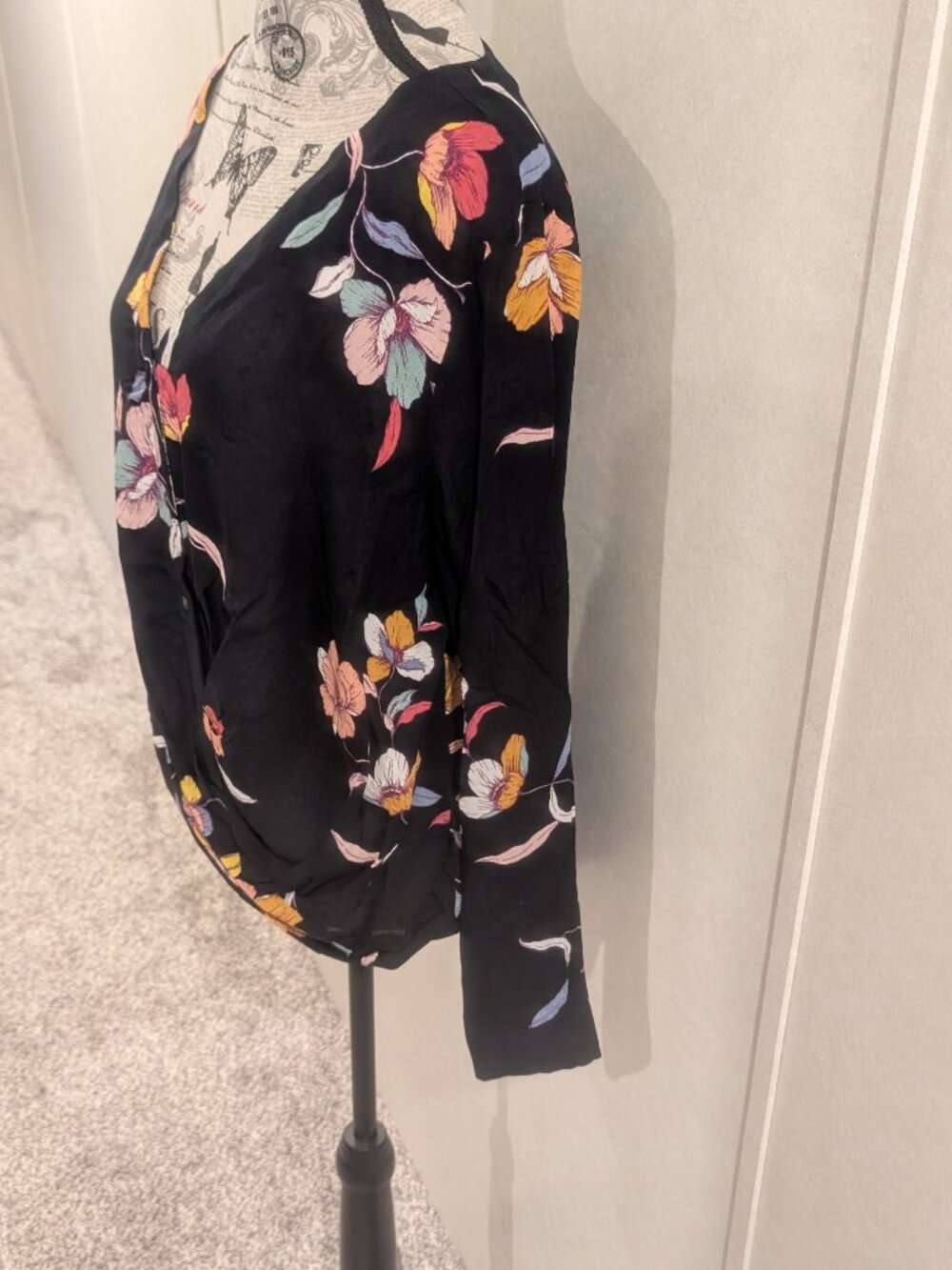 a.n.a Black Floral Wrap Front Tunic Blouse L Rayon V-Neck Surplice Boho - Picture 6 of 10